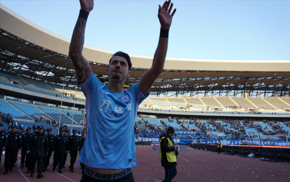 山东男篮训练开放日，今晚队长鼓劲引欢呼，葡超在即，医务组通报恢复 